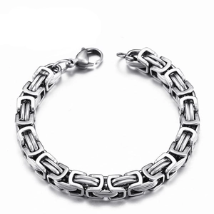 Detail eines silbernen Byzantiner-Armbands aus Edelstahl mit sicherem Karabinerverschluss