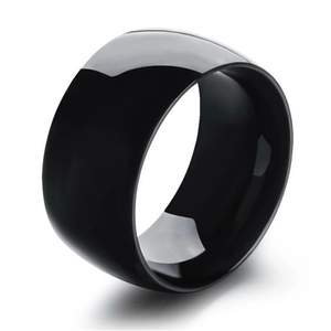 Makroaufnahme von 12mm breitem poliertem schwarzem Titanring mit spiegelnder Oberfläche