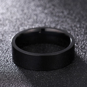 Makroaufnahme von 6mm mattem schwarzem Edelstahlring mit glatter, polierter Innenseite