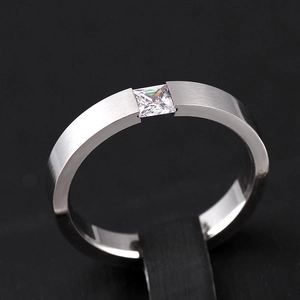 Minimalistischer 4mm matter Edelstahlring in Silber mit quadratischem Zirkoniastein