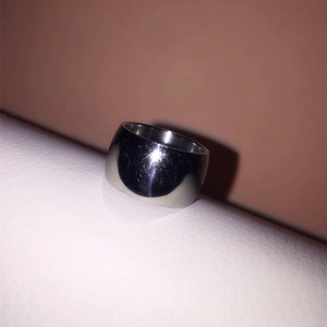 Makroaufnahme des 12mm breiten silbernen Titanstahlrings mit Hochglanzoberfläche