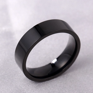 Detailaufnahme eines 6mm schwarz polierten Edelstahlrings mit glatter, flacher Oberfläche