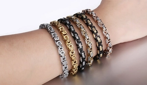 Nahaufnahme von Herrenarmbändern im Byzantiner-Stil in fünf Metallfarben am Handgelenk