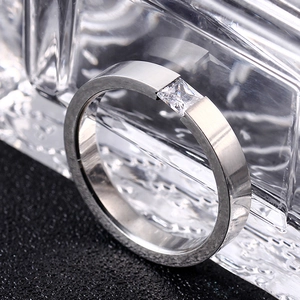 4mm matter Edelstahlring in Silber mit quadratischem Zirkonia-Stein für Damen und Herren