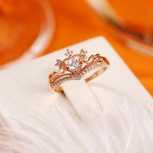Macro di anello a corona in oro rosa con pietre di zircone bianco e filigrana fine