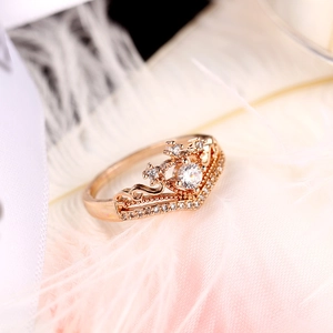 Dettaglio dell'anello a corona in oro rosa con grande zircone e piccoli diamanti