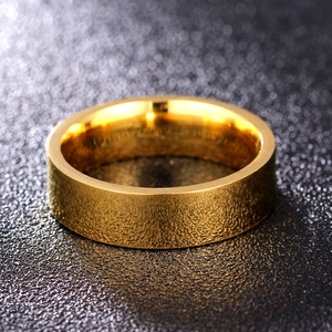 Makroaufnahme des goldplatinierten Titanrings mit mattierter Oberfläche und poliertem Band