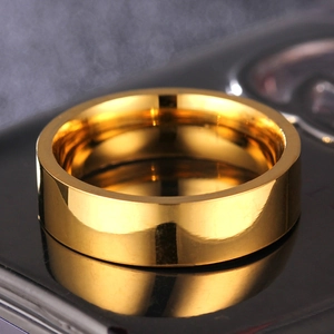 Makroaufnahme von 6mm poliertem, goldfarbenem Titanstahl-Flachring auf Spiegeloberfläche