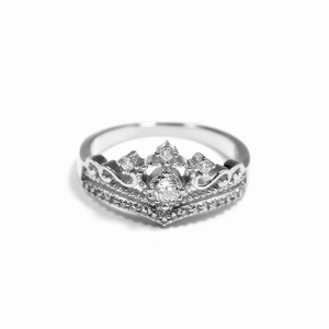 Elegante anello a corona in argento con brillanti zirconi dal delicato design a forma di V