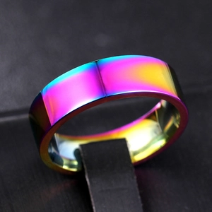 Makroaufnahme von 6 mm Regenbogen-Titanstahlring mit polierter Oberfläche und glatter Textur
