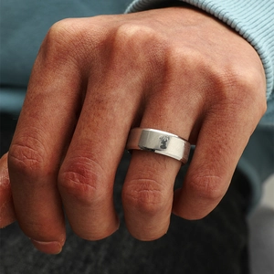 Anillo de hombre en acero inoxidable pulido con grabado de ciervo en el dedo