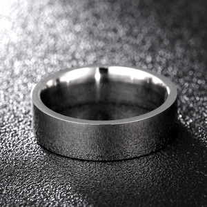 Makroansicht des 6mm silbernen Titanstahlrings mit horizontal gebürsteter Oberfläche
