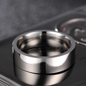 Makroaufnahme von 6mm poliertem Edelstahl-Ring mit reflektierendem Silber-Finish