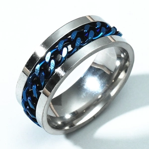 Détail de la bague en acier argenté avec incrustation de chaîne bleue sur fond gris