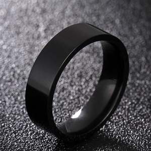 Polierter schwarzer Titanstahlring mit glattem Spiegelglanz und minimalistischem Design