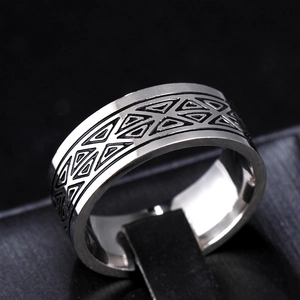 Makro-Detail des 8mm Edelstahlrings mit schwarzen geometrischen Dreiecksmustern