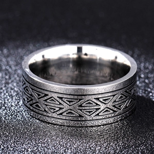 Vintage 8mm Edelstahlring mit graviertem Dreiecksmuster und schwarzem Finish