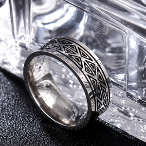 8mm Edelstahlring für Herren mit schwarzen gravierten geometrischen Dreiecksmustern