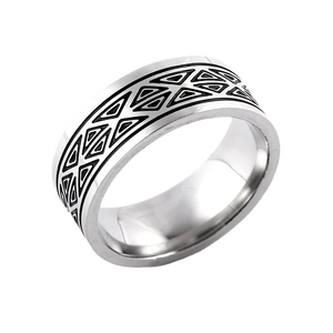 8mm breiter Edelstahlring mit schwarzem geometrischem Dreiecksmuster und poliertem Finish