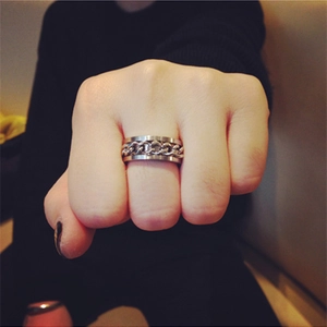 Close-up of a silver spinner ring with a rotating Cuban chain design for men and women