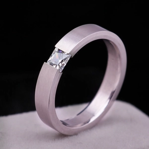 Nahaufnahme der matt gebürsteten Edelstahlring mit einem quadratisch geschliffenen Diamant