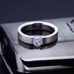 Ring aus mattem Edelstahl mit quadratischem Zirkonia und fein gebürsteter Oberfläche