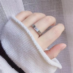 Detailansicht eines gebürsteten Edelstahlrings mit quadratischem Zirkonstein für Damen