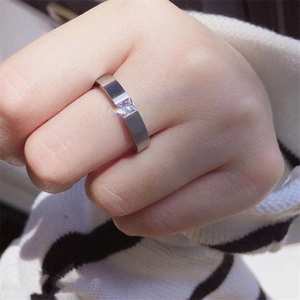Nahaufnahme eines 4mm Edelstahlrings mit quadratischem Diamanten am Finger eines Models