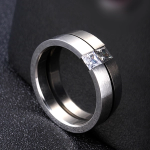 Matte Edelstahl-Partnerringe mit quadratischen Diamanten im Set, 4mm breite ineinandergreifend