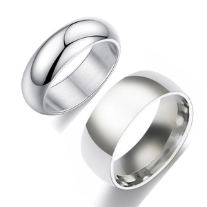 Paire minimaliste de bagues en acier inoxydable poli pour couples en finition argent