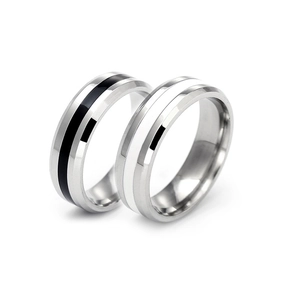 Detailansicht der 6mm Edelstahl-Paarringe mit schwarz-weißem Emaille-Inlay-Design
