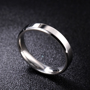 Close-up of a 4mm polished silver titanium steel ring with double beveled edges