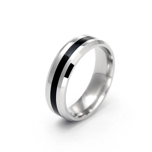 Makroaufnahme vom polierten 6mm Edelstahlring mit elegantem schwarzem Emaille-Mittelstreifen