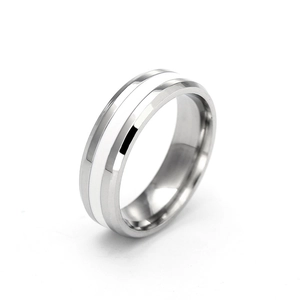 Detail eines 6mm polierten Edelstahlrings mit weißem Emaillestreifen und Schrägkanten
