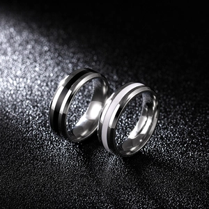 Detail von 6 mm Edelstahl-Paarringen mit schwarz-weißer Emaille-Tropföl-Oberfläche