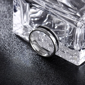 Detail eines 6mm Edelstahlrings mit schwarzer Emaille-Einlage und polierten Kanten