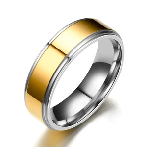 Anillo bicolor minimalista de acero inoxidable con banda dorada y bordes plateados