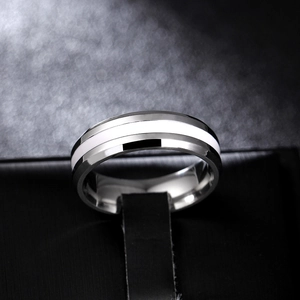 Makroaufnahme von 6mm poliertem Edelstahlring mit weißer Emaille auf schwarzem Halter