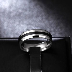 Makroaufnahme von 6mm Edelstahlring mit schwarzem Emaille-Inlay auf Schmuckständer