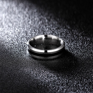 Detailaufnahme 6mm Edelstahlring mit schwarzer Emaille-Einlage und hochglanzpolierter Innenseite