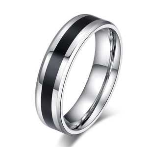 Detailansicht eines 6mm Edelstahlrings mit schwarzer Emaileinlage und Spiegelglanz