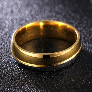 Vue macro d'une bague bicolore en acier titane poli avec des bords en escalier