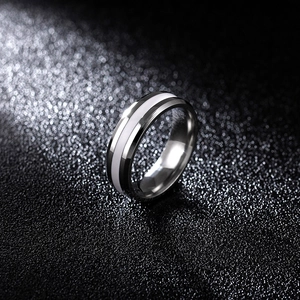 6mm Edelstahlring mit weißer Emaileinlage auf dunklem Hintergrund für Herren