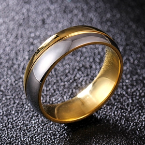 Bague classique en acier titane bicolore avec bords dorés et centre argenté poli
