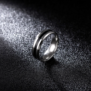 Polierter 6mm Edelstahlring mit elegantem schwarzen Emaillestreifen-Inlay-Design