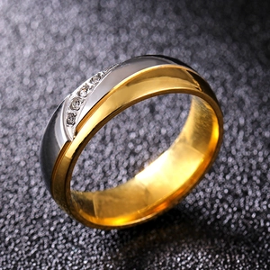 Bague bicolore en acier inoxydable argent et or sertie de quatre oxydes de zirconium