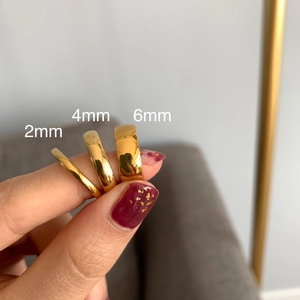 Anelli in acciaio inossidabile placcato oro 18K in larghezze 2mm 4mm e 6mm da donna