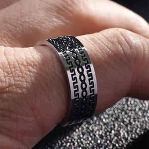 Bague vintage argentée 8mm avec motif méandre grec et texture de maillons de chaîne