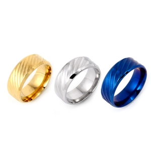 Drei Herrenringe aus Titanstahl in Gold Silber Blau mit diagonalem Streifenmuster