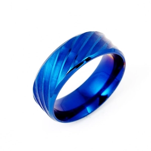 Makro-Detail des 8mm Herrenrings aus Titanstahl mit blauer Bürstung und abgeschrägten Kanten